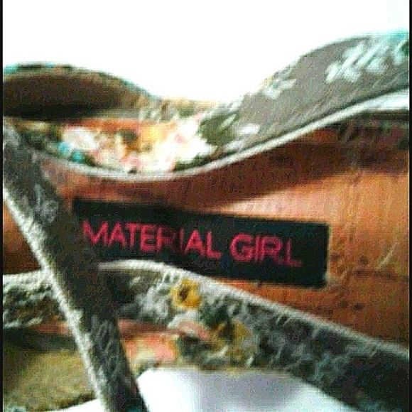 Material Girl Boho Retro Y2K Grayish Floral Beachy Platform Sandals - Picture 8 of 9